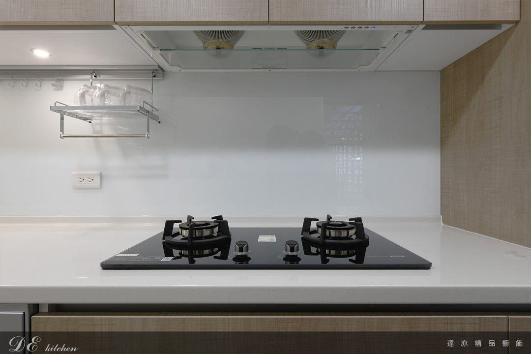 廚房電器｜SAKURA 全隱藏型除油煙機_渦輪變頻｜SAKURA 二口小面板易清檯面爐